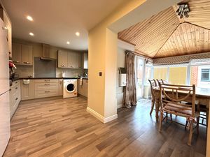 Kitchen (1)- click for photo gallery